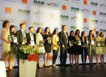 

                                                                                     https://maib.md/storage/media/2018/5/2/excelenta-academica-a-tinerilor-celebrata-de-moldova-agroindbank/big-excelenta-academica-a-tinerilor-celebrata-de-moldova-agroindbank.png
                                            
                                    