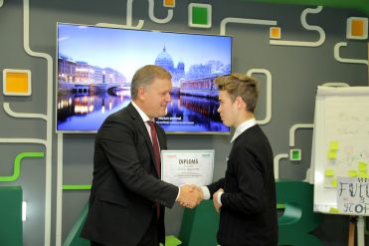 

                                                                                     https://maib.md/storage/media/2019/2/22/sa-inveti-continuu-sa-fii-carismatic-sa-crezi-in-echipa-si-sa-o-motivezi-sfaturi-de-leadership-date-tinerilor-de-serghei-cebotari-presedintele-maib/big-sa-inveti-continuu-sa-fii-carismatic-sa-crezi-in-echipa-si-sa-o-motivezi-sfaturi-de-leadership-date-tinerilor-de-serghei-cebotari-presedintele-maib.png
                                            
                                    