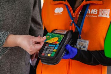 

                                                                                     https://www.maib.md/storage/media/2021/3/16/primaria-chisinau-mastercard-si-moldova-agroindbank-au-lansat-plata-fara-numerar-pentru-calatoria-in-transportul-public-din-capitala/big-primaria-chisinau-mastercard-si-moldova-agroindbank-au-lansat-plata-fara-numerar-pentru-calatoria-in-transportul-public-din-capitala.png
                                            
                                    